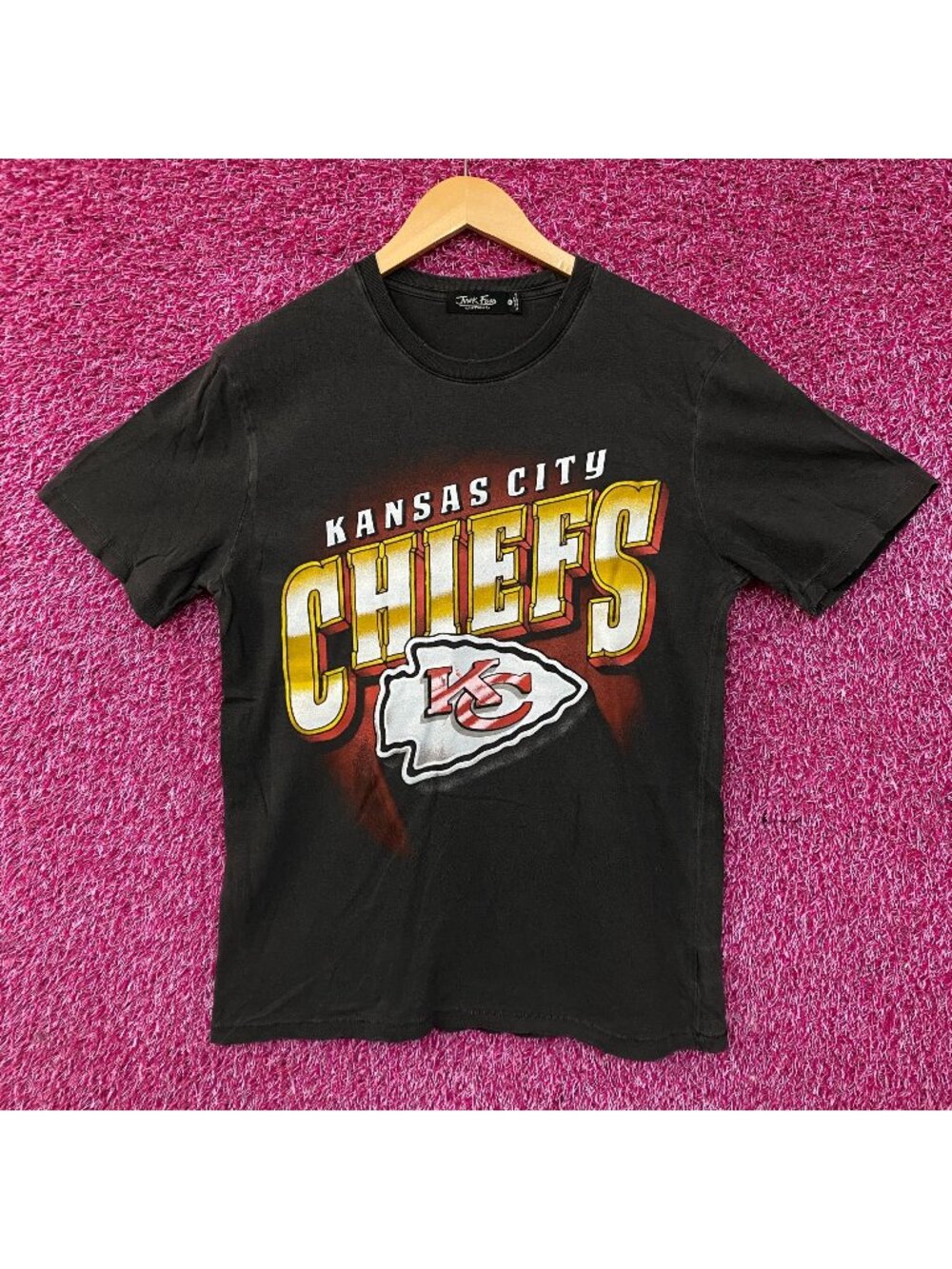 Junk Food Clothing Kansas City Chiefs Women's Graphic T-Shirt Medium